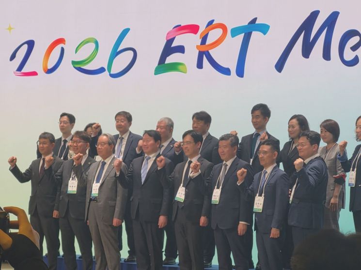 대한상공회의소 ERT(신기업가정신협의회)가 20일 오후 상의회관에서 개최한 '2026 ERT 멤버스 데이'에서 최태원 대한상의 회장, 김민재 행정안전부 차관, 정효명 삼성전자 부사장, 김은정 SK 부사장 등 재계 리더들이 기념사진을 촬영하고 있다.