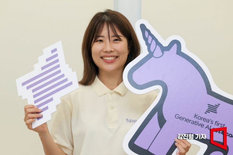 손해인 업스테이지 부사장이 지난달 20일 서울 강남구 스파크플러스에 마련된 회의실에서 아시아경제와 인터뷰에 앞서 유니콘기업 선정을 기념해 만든 조형물을 들고 포즈를 취하고 있다. 강진형 기자