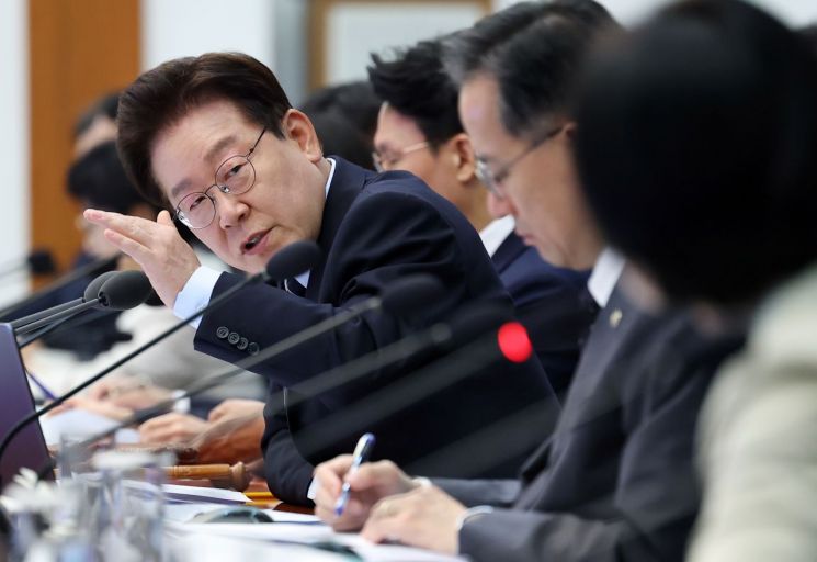 李在明总统20日在青瓦台举行的国务会议兼紧急经济检查会议上发表讲话。 联合新闻供图