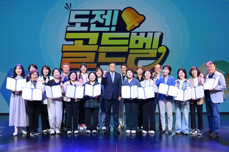은행연합회는 20일 서울 삼성 가빈아트홀에서 '뱅크잇 시니어디지털금융교육 제3회 도전! 골든벨' 행사를 진행했다. ‘뱅크잇(BANKiT) 시니어디지털금융교육’은 시니어의 디지털 금융소외 문제를 해소하기 위해 은행연합회가 2023년부터 무료로 진행하고 있는 시니어 대상 사회공헌활동이다. 사진은 시니어 강사 양성 교육을 수료한 강사들이 박진우 은행연합회 상무와 기념촬영을 하고 있는 모습. 은행연합회 제공.