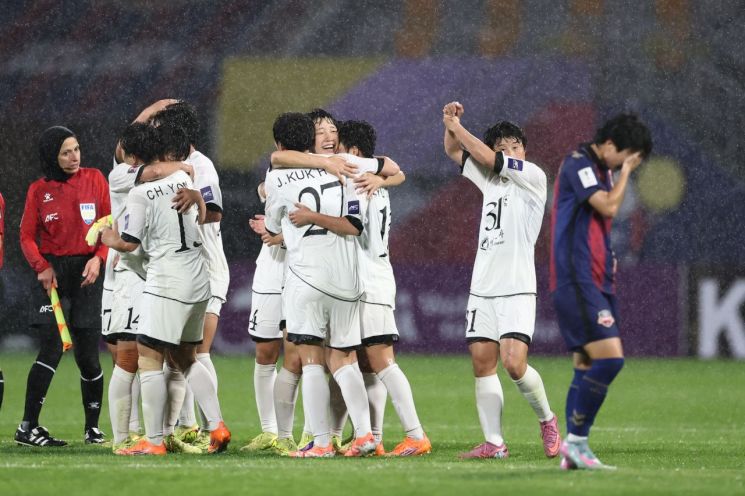 북한 내고향여자축구단 선수들이 20일 수원 장안구 수원종합운동장에서 열린 아시아축구연맹(AFC) 여자 챔피언스리그(AWCL) 4강에서 수원FC 위민에 2대1로 역전승한 뒤 환호하고 있다. 연합뉴스