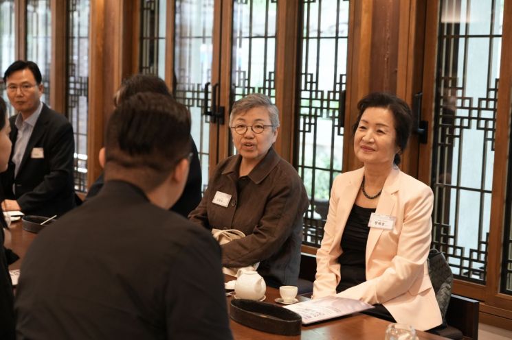 정혜경 호서대 식품영양학과 명예교수(오른쪽)가 한식 포럼 참가자들과 대화하고 있다.