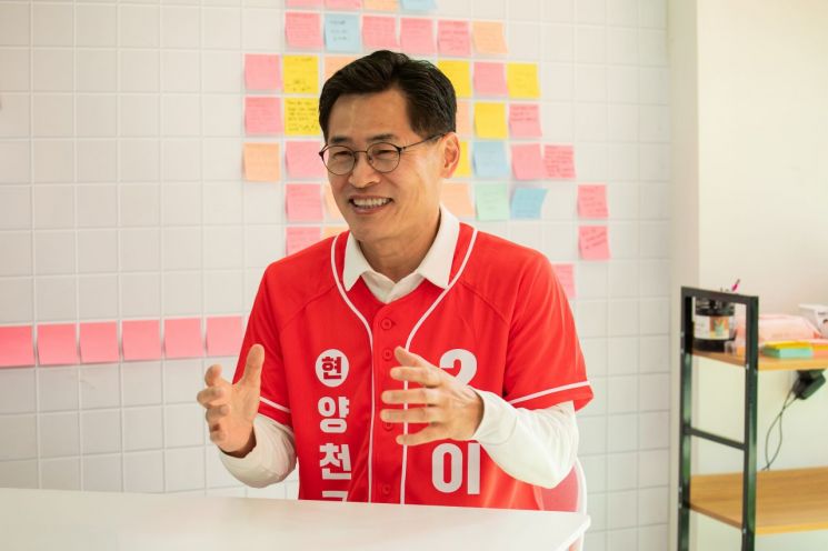 이기재 양천구청장 후보가 주요 공약에 대해 설명하고 있다. 선거사무소 제공.