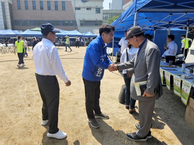 우형찬 후보가 주민들과 인사 나누고 있다. 선거사무소 제공.