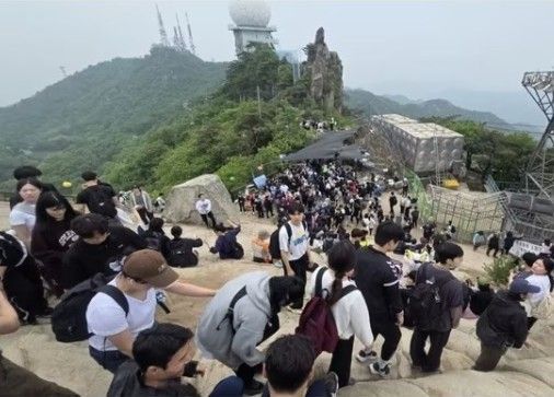 관악산 연주대 정상에 인파가 몰려 있다. 관악구 제공