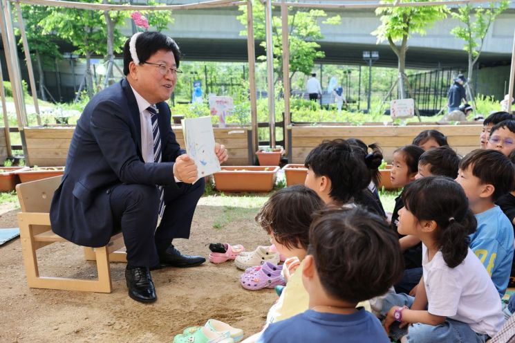 최교진 교육부 장관이 스승의날인 15일 세종시 해밀유치원을 방문, 학부모회 동아리 '책마실'에 참여해 아이들에게 책을 읽어주고 있다. 2026.5.15 연합뉴스