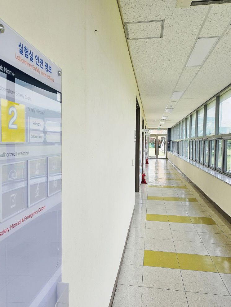 한 지방대 이공계 연구동 복도 모습. 과학기술계에서는 학령인구 감소와 수도권 쏠림이 겹치며 일부 지역 대학 연구실을 중심으로 대학원생 확보 어려움과 연구 인력 공백 우려가 커지고 있다. 김종화 기자