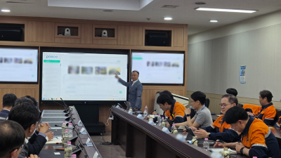 광양제철소가  신규로 개발된 "설비관리 GPT 2.0" 서비스의 사용 방법을 설명하고 있다. 광양제철소 제공