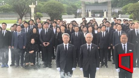 21일 오전 광주 북구 국립5·18민주묘지에서 민형배 더불어민주당 전남광주통합특별시장 후보(왼쪽)와 양부남 민주당 광주시당위원장 등 민주당 관계자들이 참배하고 있다. 송보현 기자