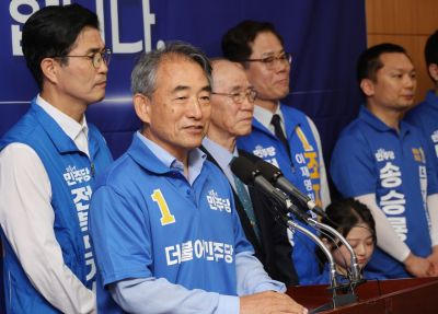 더불어민주당 전북특별자치도당 선거대책위원회는 21일 전북도의회 브리핑룸에서 선대위 출정식 기자회견을 갖고 6.3지방선거 압도적 승리를 위한 총력전에 돌입했다. 연합뉴스