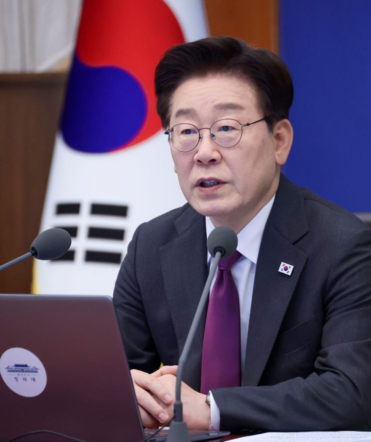 李在明总统21日在青瓦台举行的首席辅佐官会议上发表讲话。联合通讯社供图
