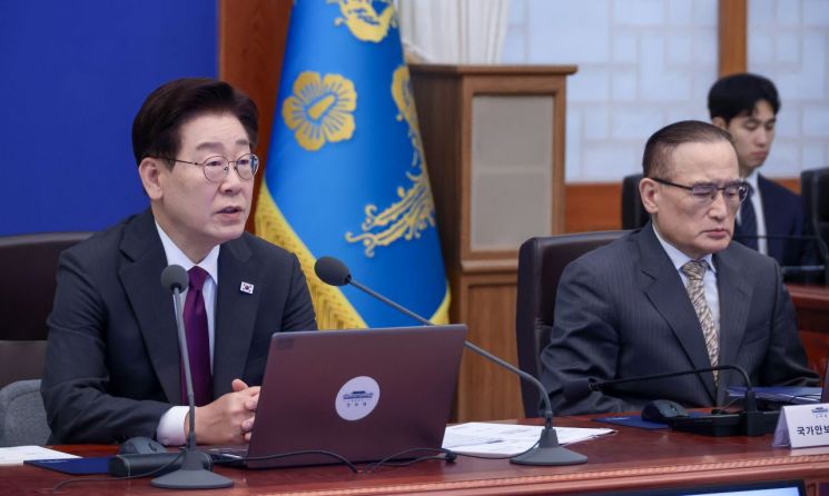 이재명 대통령이 21일 청와대에서 열린 수석보좌관회의에서 발언하고 있다. 연합뉴스