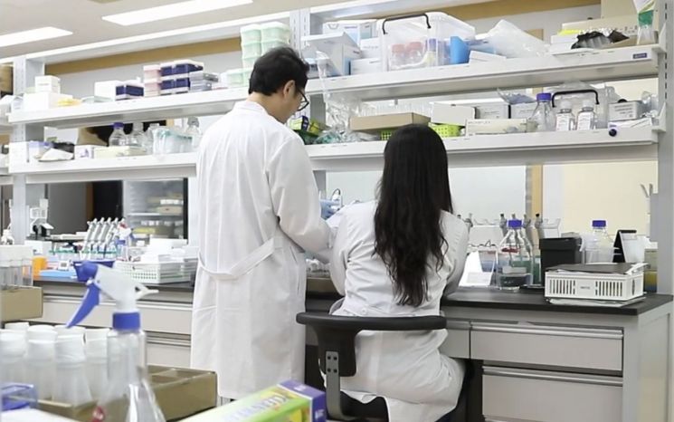 실험실에서 데이터에 대해 논의하고 있는 연구팀. IBS 제공 영상 캡처