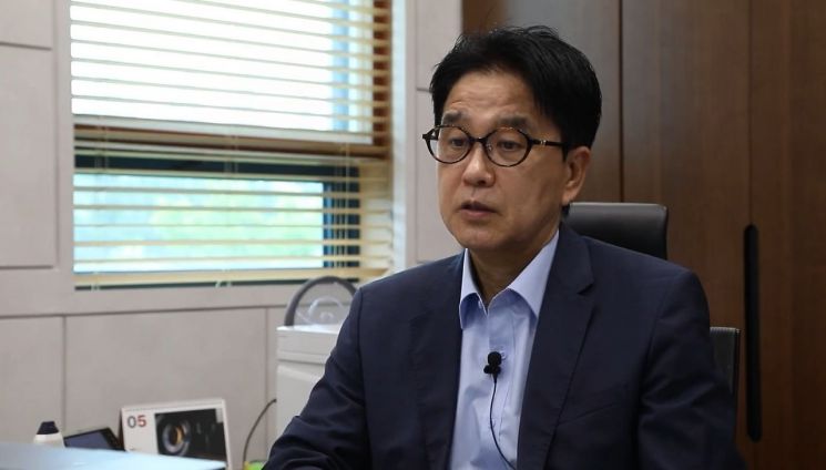 교신저자인 서성배 IBS 마이크로바이옴-체-뇌 생리학 연구단장이 연구 성과를 설명하고 있다. IBS 제공 영상 캡처