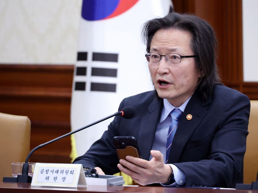 주병기 공정거래위원장이 21일 서울 종로구 정부서울청사에서 열린 민생물가 특별관리 관계장관 태스크포스(TF) 및 제268차 대외경제장관회의에서 밀가루 담합 조사결과 및 대응방안을 보고하고 있다. 연합뉴스