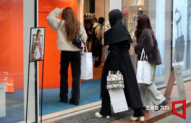 성수동 핫플레이스 거리를 즐기고 있는 외국인 관광객들의 모습.
