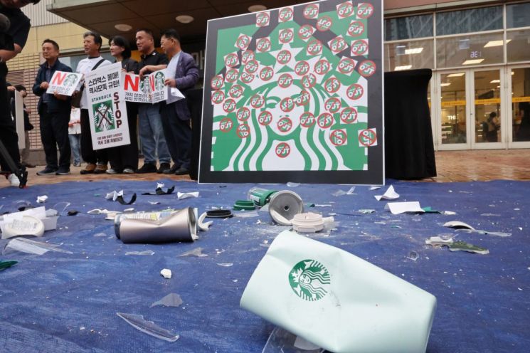 At a press conference condemning Starbucks Korea held on the 21st in front of the Emart Gwangju branch in Gwangcheon-dong, Seo-gu, Gwangju, Starbucks tumblers and cups were placed broken and dented. Photo by Yonhap News