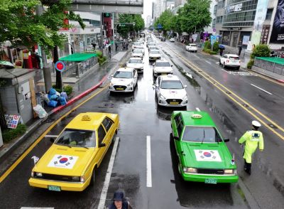 22일 광주와 전남 지역은 선선한 초여름 날씨가 이어지는 가운데 한때 소나기가 내릴 것으로 예보됐다. 사진은 20일 오후 광주 동구 금남로에서 1980년 5월 당시 차량 시위를 재현하는 '민주기사의 날' 행사가 열리고 있는 모습. 연합뉴스