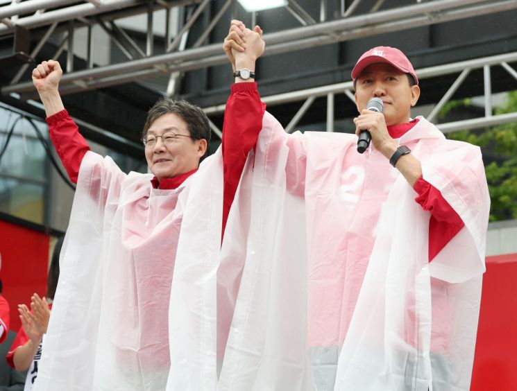 오세훈 국민의힘 서울시장 후보가 공식 선거운동 첫날인 21일 서울 강북구 삼양사거리에서 열린 첫 유세에서 유승민 전 의원과 지지를 호소하고 있다. 연합뉴스
