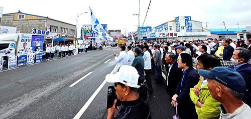21일 오전 11시 김태성 신안군수 후보가 신안군 압해읍 버스터미널 부근에서 출정식을 가졌다. 정승현 기자
