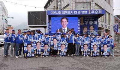 21일 더불어민주당 영암출마 후보들이 한데 모여 출정식을 갖고 압도적 승리를 다짐했다. 우승희 후보캠프 제공