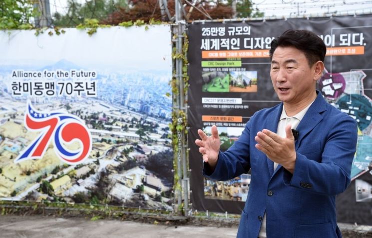 CRC 앞에서 설명하는 김동근 의정부시장 후보. 김동근 후보 제공