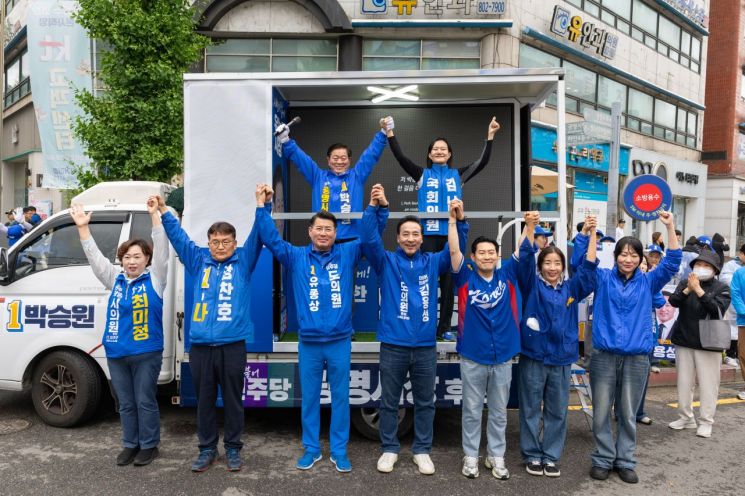 박승원 더불어민주당 광명시장 후보는 선거기간 개시일인 21일 하안사거리와 철산상업지구 로데오광장에서 출정식을 개최하고 본격적인 선거운동에 돌입했다. 박승원 후보 제공