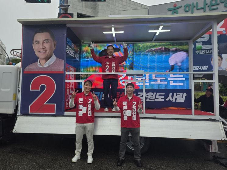 김진태 강원도지사 후보는 21일 0시 춘천소방서를 방문해 소방관들을 격려하는 것으로 공식 선거운동의 첫발을 내디뎠다. 김진태 후보 제공