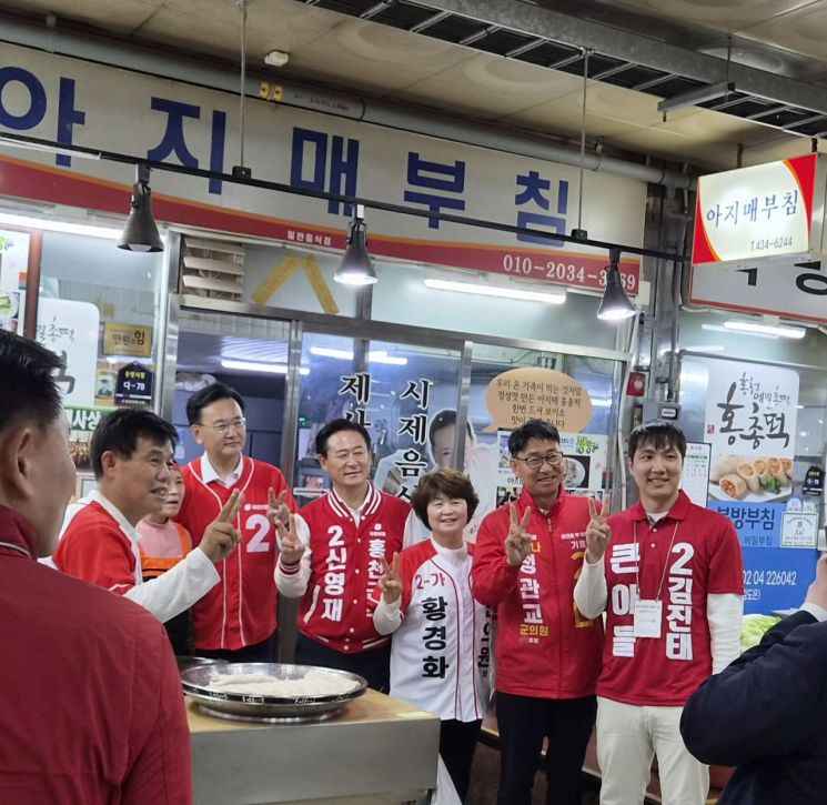 신영재 홍천군수 후보를 비롯한 지역 출마자들이 21일 홍천전통시장과 꽃뫼공원을 잇따라 찾아 본격적인 민심 잡기에 나섰다. 신영재 후보 제공