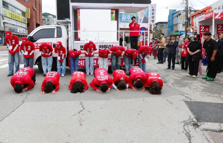 전진선 양평군수 후보가 21일 양평 장로교회 앞 로터리에서 도·군의원 후보들과 함께 합동출정식을 열고 본격적인 선거전에 돌입했다.  전진선 후보 제공