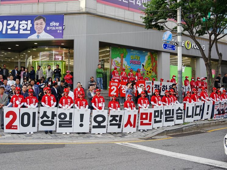 이상일 용인특례시장 후보(국민의힘)가 공식 선거운동 첫날인 21일 처인구와 수지구를 잇달아 돌며 '반도체 중심도시 용인' 비전을 앞세워 본격적인 표심 공략에 나섰다. 이상일 후보 제공