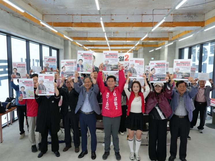 이상일 용인특례시장 후보(국민의힘)가 공식 선거운동 첫날인 21일 처인구와 수지구를 잇달아 돌며 '반도체 중심도시 용인' 비전을 앞세워 본격적인 표심 공략에 나섰다. 이상일 후보 제공