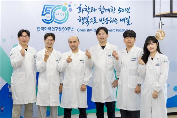 Research team at the Korea Institute of Science and Technology. From left to right: Jihoon Park, Jinhui Lee, Rustam Yuldashev (student researcher at KIST-UST), Mincheol Kim, Jongmin Kwak, Wonbin Nam (post-master's researcher). Provided by Korea Institute of Science and Technology