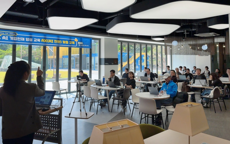 Hanyang University RISE Industry-Academia Cooperation Foundation is running the ``AX Customized Education'' program as part of the Seoul Campus Town project to maximize the practical skills of students and entrepreneurs in line with advances in artificial intelligence (AI). Hanyang University