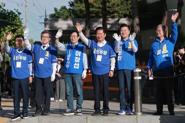 정청래 더불어민주당 총괄상임선대위원장이 22일 충북 청주시 SK하이닉스 청주3캠퍼스 정문 앞에서 민주당 신용한 충북도지사 후보, 이장섭 청주시장 후보, 이시종 공동상임선대위원장과 출근하는 차량을 향해 인사하고 있다. 연합뉴스