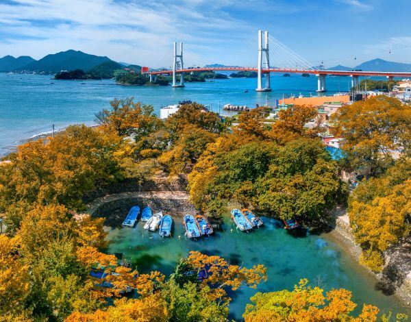 [사진 제공=사천시] 사천시가 아름다운 해안 풍경과 감성 관광 콘텐츠를 앞세워 전국적인 '인생샷 관광도시'로 주목받고 있다. 대방진굴항 사계 젼경 사진