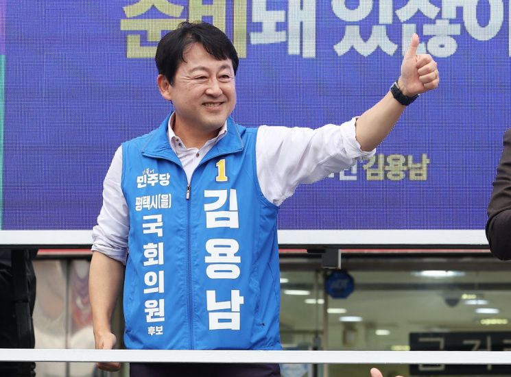 경기 평택을 국회의원 재선거에 출마한 더불어민주당 김용남 후보가 21일 경기도 평택시 안중시장 앞에서 열린 출정식에서 지지를 호소하고 있다. 연합뉴스