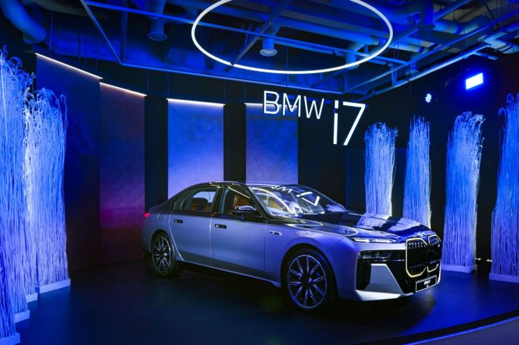 BMW i7 이미지