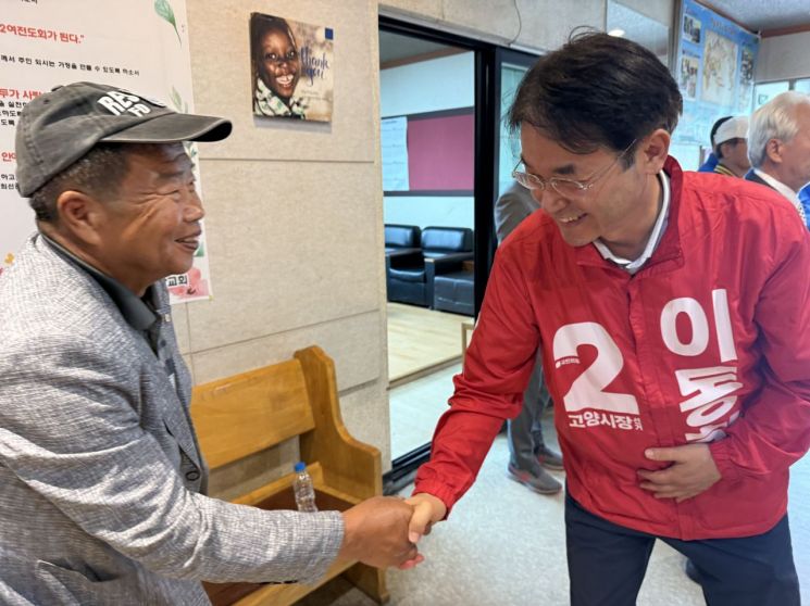 이동환 고양시장 후보가 21일 하늘목장교회에서 열린 국사봉(화정동) 그린벨트해제 추진위원회 총회에 참석해 주민과 악수하며 인사를 나누고 있다. 이동환 후보 제공