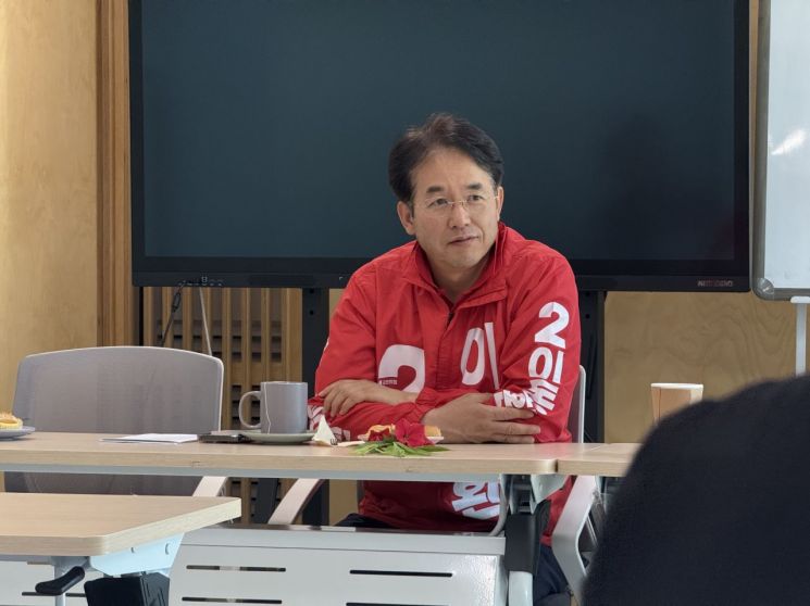 이동환 후보가 풍동 주민들의 제안에 귀를 기울이고 있다. 이동환 후보 제공