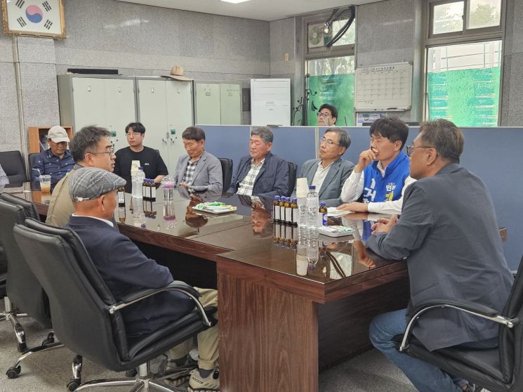 [사진 제공=최순경기자] 거창 석산 석재협회가 22일 최창열 거창군수 후보 초청 간담회를 열고 석산 개발과 원자재 수급, 산업 활성화 방안 등에 대해 의견을 나누고 있다.