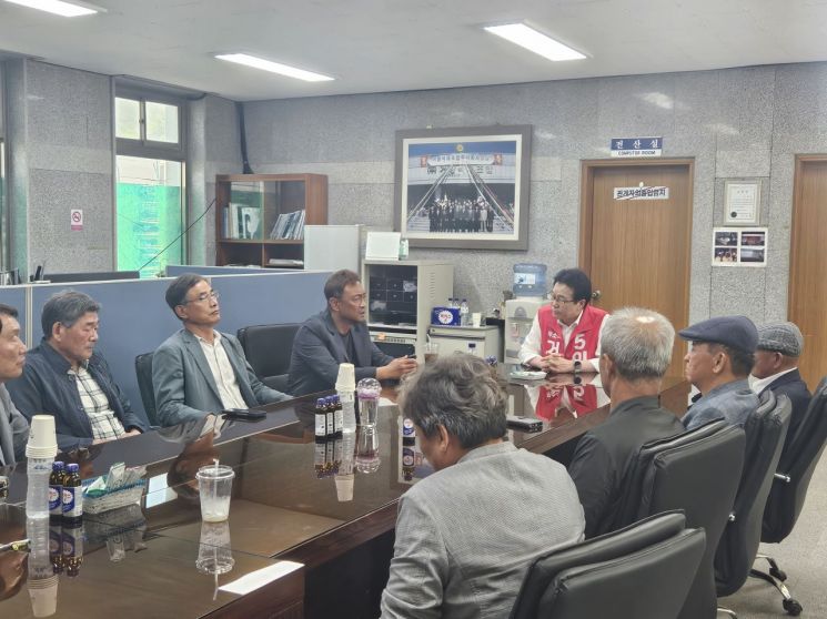 [사진 제공=최순경기자] 거창 석산 석재협회가 22일 군수 후보 초청 간담회를 열고 석산 개발과 원자재 수급, 산업 활성화 방안 등에 대해 의견을 나누고 있다.