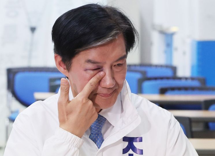 경기 평택을 국회의원 재선거에 출마하는 조국혁신당 조국 후보가 지난 14일 경기도 평택시선거관리위원회에서 후보 등록을 하며 일정 중 다쳐 멍든 눈을 만지고 있다. 연합뉴스