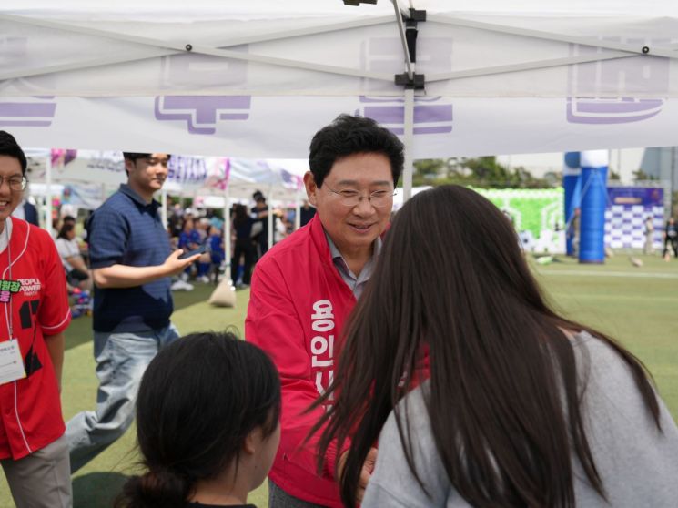이상일 후보는 22일 오후 기흥레스피아 축구장에서 열린 'W.E PLAY-CUP 기흥 여성발달장애인 축구단 창단식'에 참석해 선수단과 가족, 관계자들을 격려하고 있다. 이상일 후보 제공