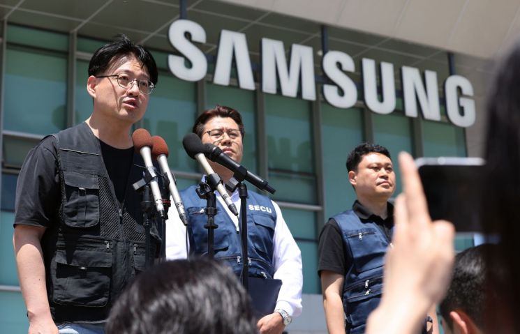 삼성전자 노사 임금협상 잠정합의안 찬반 투표가 시작되는 22일 오후 경기 수원시 삼성전자 정문 앞에서 디바이스경험(DX) 부문 직원들이 주축이 된 삼성전자 노동조합 동행(동행노조) 집행부가 잠정합의안 및 찬반투표 참여 범위에 대한 입장을 밝히고 있다. 2 연합뉴스