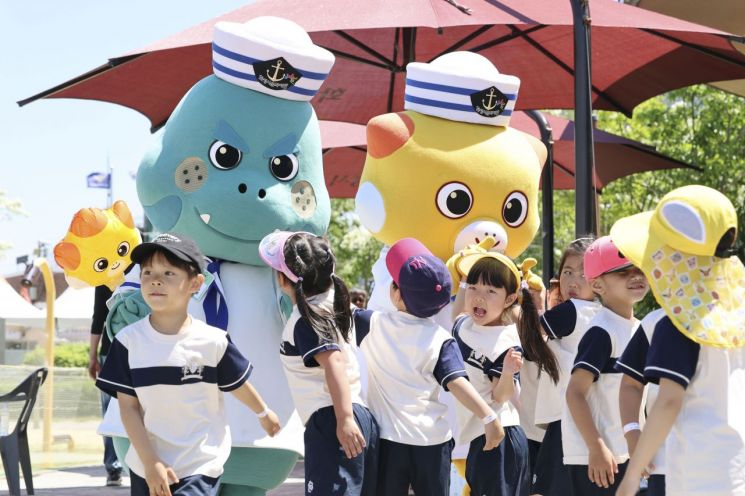 화성 뱃놀이 축제장을 찾은 어린이들이 해양 캐릭터와 함께 즐거운 시간을 보내고 있다. 화성시 제공