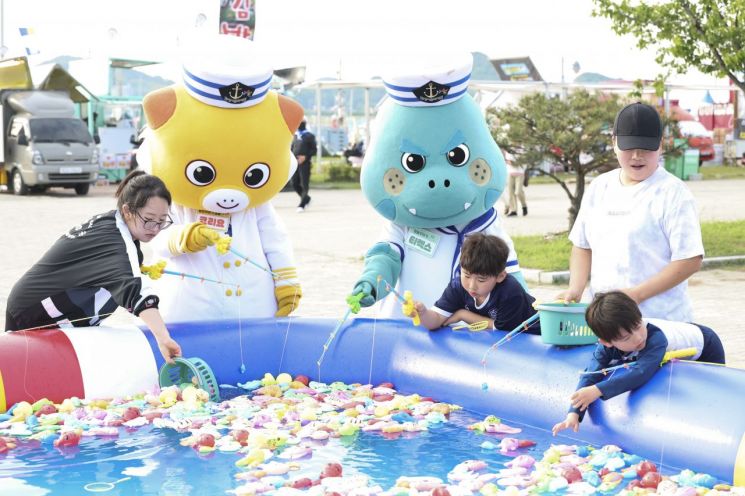 화성 뱃놀이 축제 참가 어린이들이 해양 캐릭터와 함께 체험 프로그램을 즐기고 있다. 화성시 제공