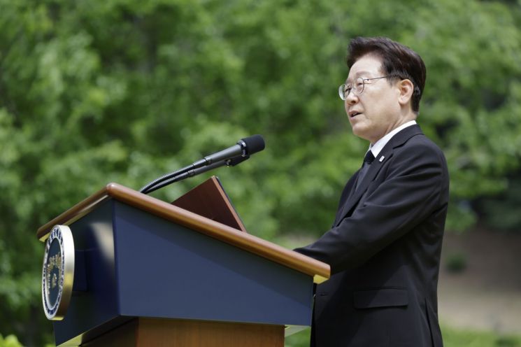 이재명 대통령이 23일 경남 김해 봉하마을에서 열린 고 노무현 전 대통령 서거 17주기 추도식에서 추도사를 하고 있다. 2026.5.23 연합뉴스