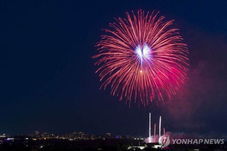 지난해 미국 건국 기념일에 워싱턴 DC에서 진행된 불꽃놀이 모습, EPA=연합뉴스.