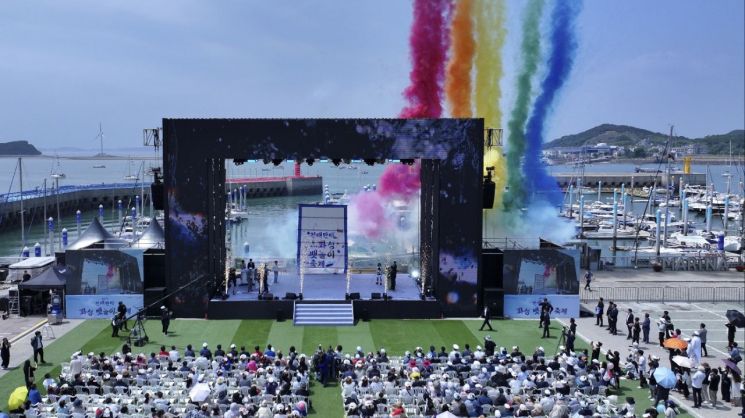 23일 전곡항 메인무대에서 열린 '제16회 화성 뱃놀이 축제' 개막식에서 오색 연막이 하늘을 수놓으며 축제의 화려한 시작을 알리고 있다. 화성시 제공